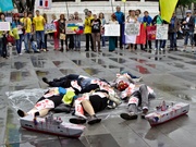 Во Франции и Канаде прошли акции протеста против продажи России