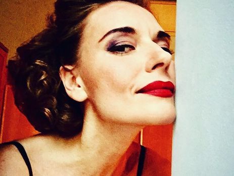 Толкалина позировала в спущенных плавках и без бюстгальтера