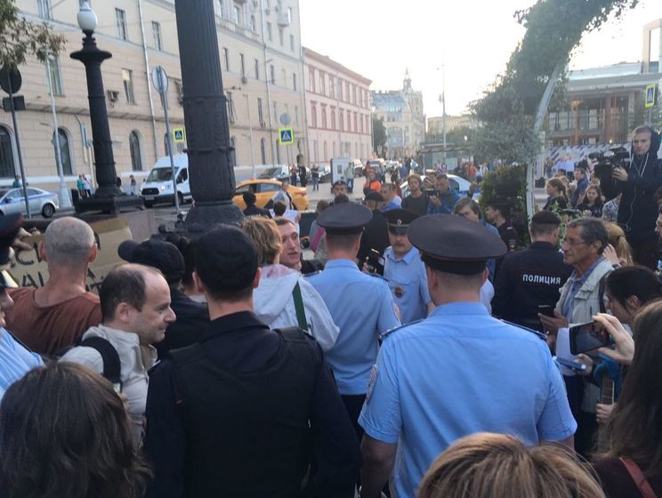 ﻿У Москві затримали не менше ніж сімох учасників акції на підтримку Сенцова