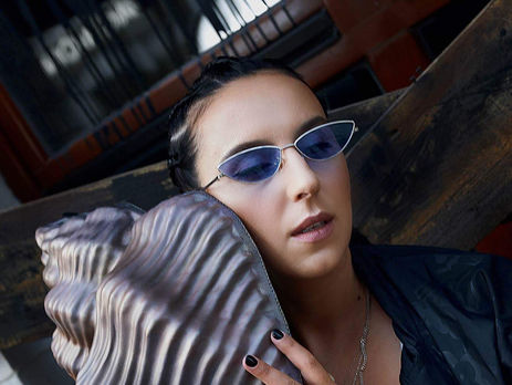 Джамала надела декольтированный топ