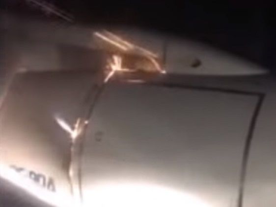 Российский самолет вернули в аэропорт Уфы из-за пожара в двигателе. Видео