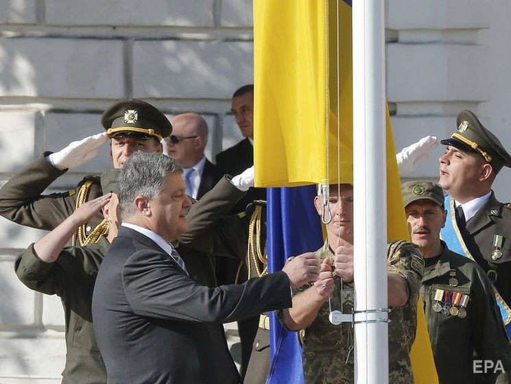 Порошенко поздравил украинцев с Днем флага