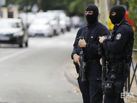 В пригороде Парижа мужчина напал с ножом на людей. Ответственность за атаку взяло на себя ИГИЛ