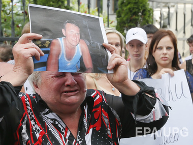 Матери и жены силовиков требовали от Порошенко вернуть военнослужащих домой. Фоторепортаж