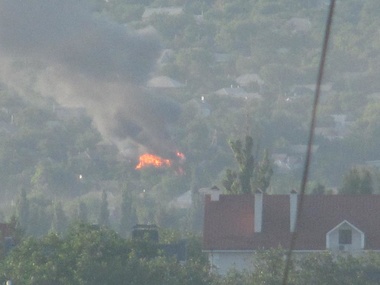 СМИ: В Луганске слышны взрывы, горит частный сектор