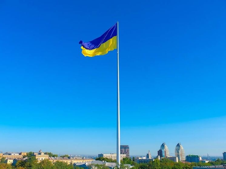 ﻿Порошенко та Резніченко підняли в Дніпрі найбільший прапор України на рекордну 72-метрову висоту