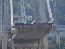 Опубликованы кадры обрушения моста в Генуе. Видео