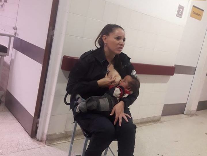 ﻿В Аргентині жінка-поліцейський здобула підвищення у званні, погодувавши грудьми чужу дитину