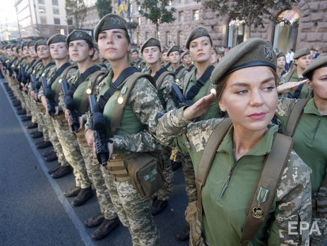 ﻿Під час параду в Києві оваціями вітали жінок-військових. Відео