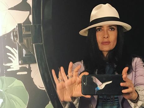 Хайек в белом платье снялась для обложки испанского Vanity Fair