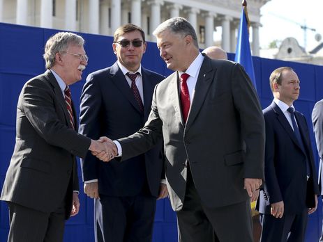 Порошенко – Болтону: Москву не остановят футбольные чемпионаты, свадебные танцы, подарки газовых потоков