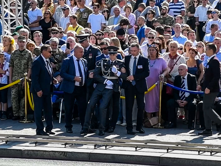 ﻿Під час виступу Порошенка на параді в Києві втратив свідомість солдат почесної варти. Відео