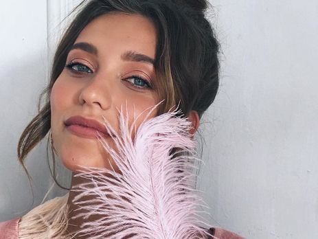 Тодоренко позировала в мужском костюме и назвала себя нестабильной особой