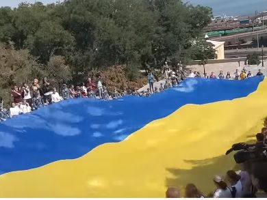 ﻿В Одесі на честь Дня Незалежності приблизно дві тисячі людей у вишиванках створило живий ланцюг. Відео 