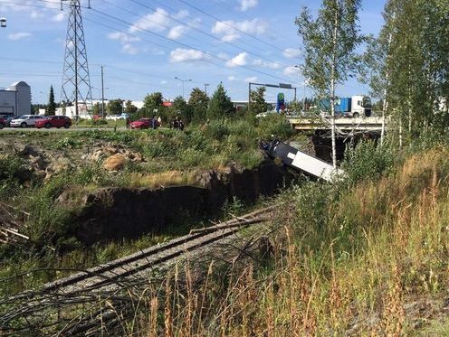 В Финляндии автобус упал с моста: четыре человека погибли, еще 19 пострадали