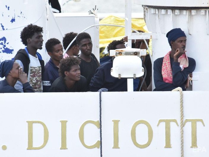 ﻿Африканські біженці, яким влада Італії не дозволила зійти на берег, оголосили голодування