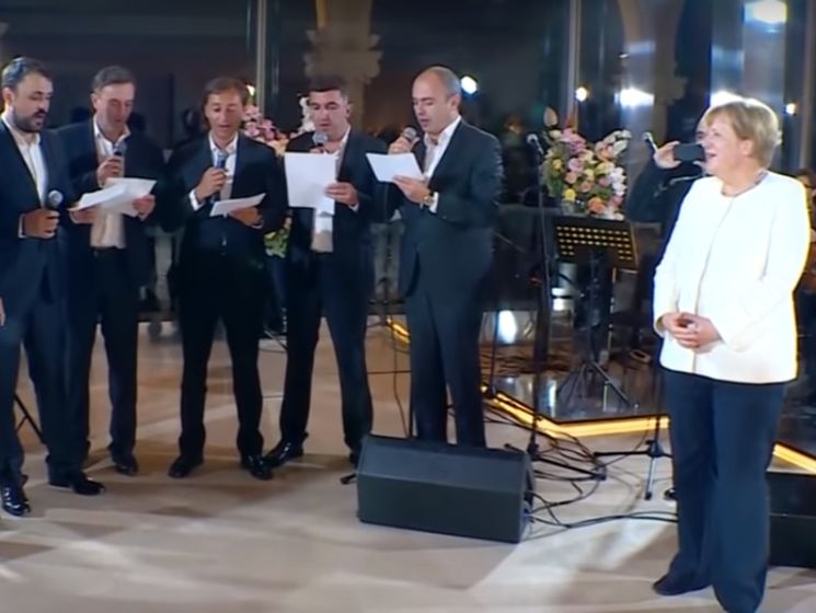 ﻿Меркель заспівала із грузинським хором у Тбілісі. Відео