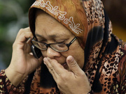 Родственники погибших в результате крушения Boeing 777 собираются в аэропортах Амстердама и Куала-Лумпура. Фоторепортаж