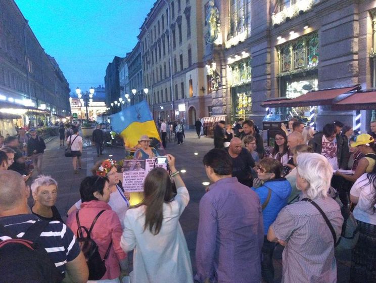 В Петербурге в ходе акции в поддержку Украины напали на активиста с сине-желтым флагом