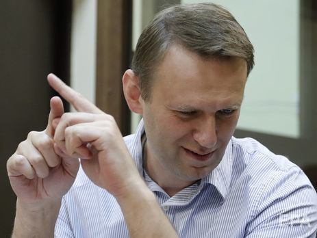 После осмотра в травмпункте Навального привезли обратно в отделение полиции