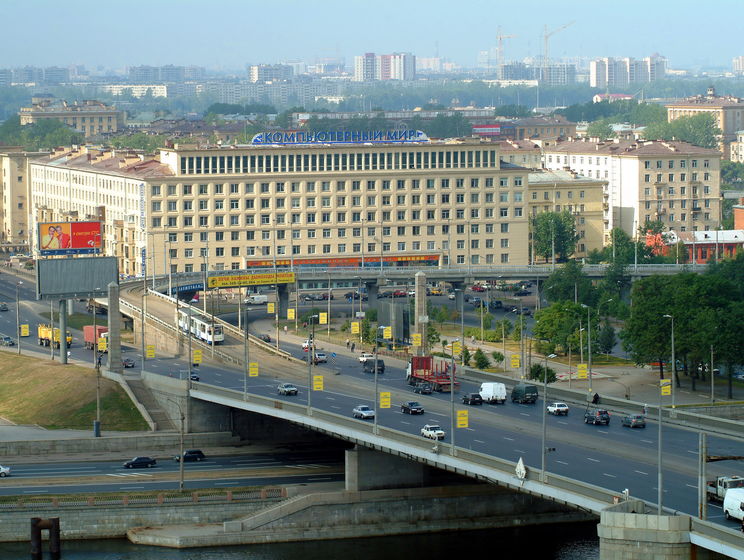 ﻿У Санкт-Петербурзі міст почав розведення під час руху автомобілів, сталася аварія