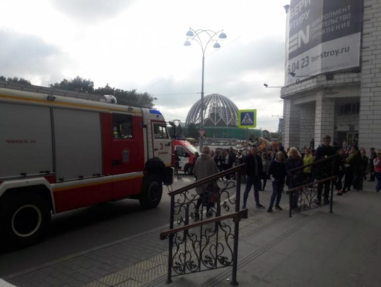 ﻿У найбільшому торговому центрі Єкатеринбурга сталася пожежа, 500 осіб евакуйовано