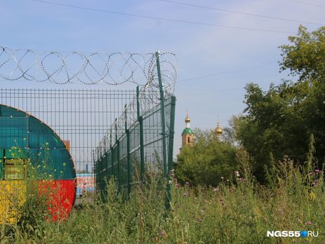В Омске детскую площадку обнесли колючей проволокой. Видео