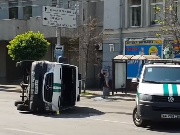 В Киеве произошло ДТП с участием инкассаторского автомобиля, есть пострадавшие