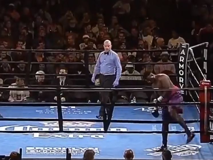Американский боксер покинул ринг сразу после начала боя. Видео
