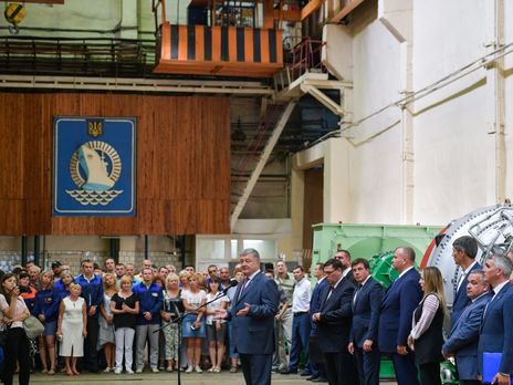 Порошенко заявил, что Россия не смогла уничтожить машиностроение Украины