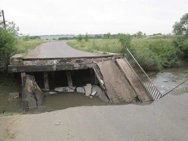 СМИ: Террористы взорвали мост в поселке Родаково Луганской области