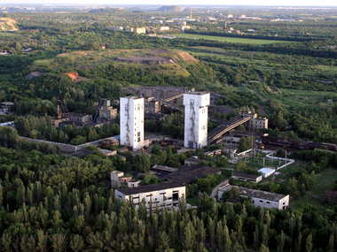 Горняки из обстрелянной и обесточенной шахты в Донецке подняты на поверхность