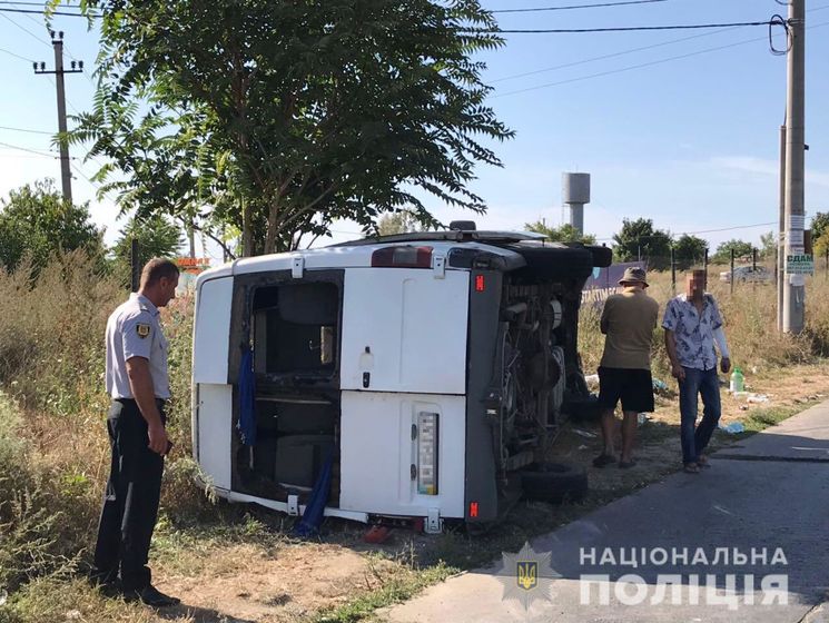 Микроавтобус по пути к морю столкнулся с грузовиком, 11 человек госпитализировали – полиция Одесской области