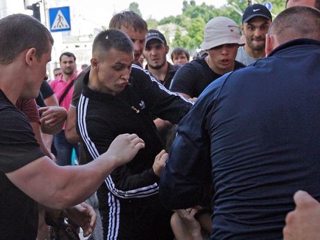 В полиции сообщили, что Титушко разыскивают по подозрению в разбойном нападении на дом в Киевской области