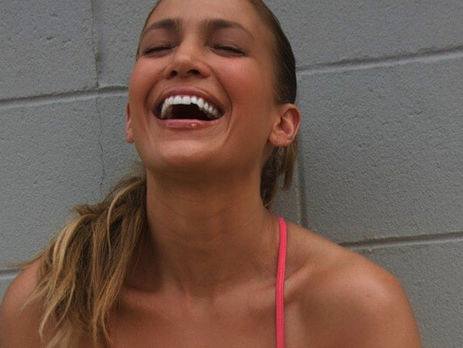 Лопес показала формы в топе и купальнике