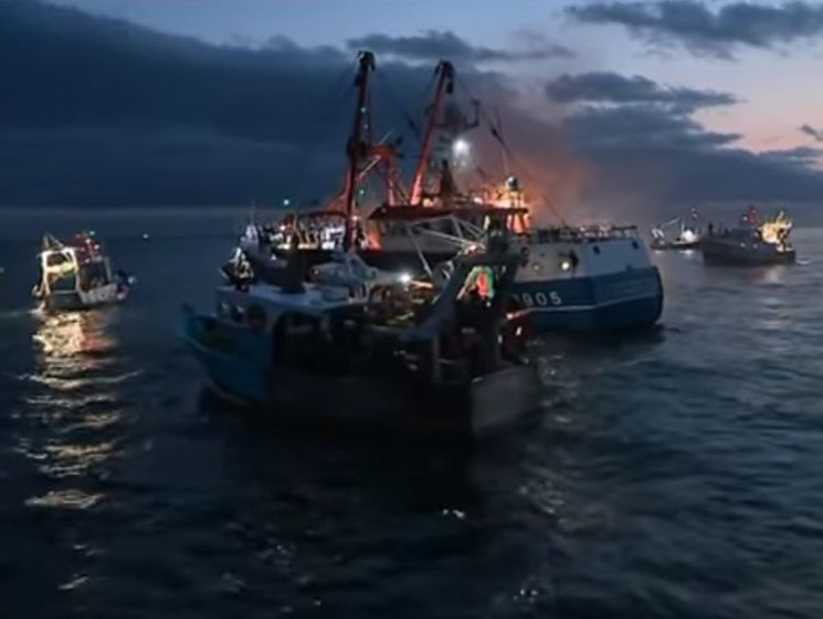 В Ла-Манше произошло столкновение между британскими и французскими рыбаками. Видео