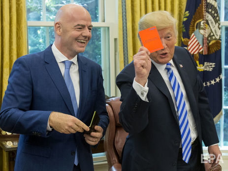 Президент ФИФА подарил Трампу желтую и красную карточки