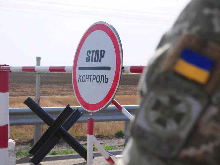 ﻿Пункт пропуску "Новотроїцьке" на Донбасі тимчасово закрили через пожежі, які спричинили детонацію мін