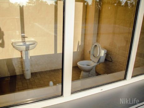 На стадионе в Николаеве строители сделали санузел с прозрачными окнами