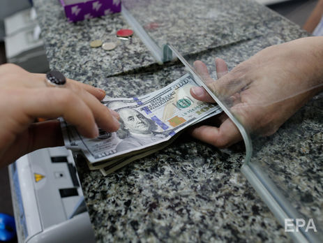 Гривна к доллару подешевела до 28,12 грн/$