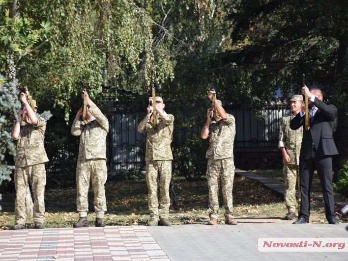 Глава Николаевской ОГА на молебне в память о погибших в Иловайске выстрелил вместе с почетным караулом