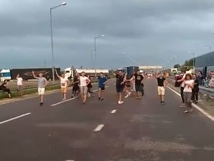 Лемковский коллектив станцевал в очереди у границы с Польшей. Видео