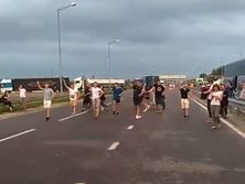 Лемковский коллектив станцевал в очереди у границы с Польшей. Видео