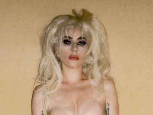 ﻿Леді Гага показала голе тіло