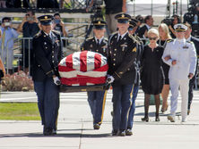 В американском Финиксе проходит вторая церемония прощания с Маккейном. Трансляция