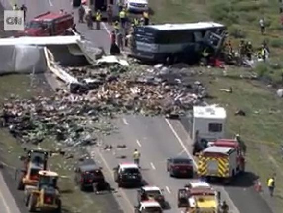 В США грузовик врезался в автобус, погибло семь человек