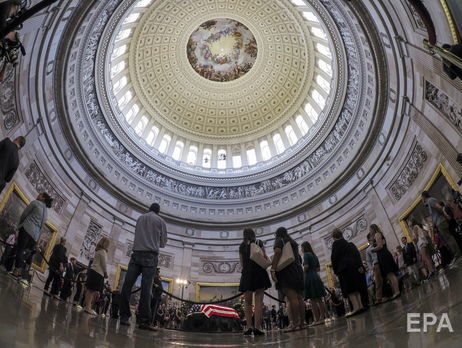 В вашингтонском Капитолии попрощались с сенатором Маккейном. Фоторепортаж