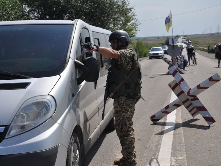 ﻿У прикордонній службі України повідомили, що бойовики в Донецькій області почали одиничний пропуск осіб через пункти пропуску