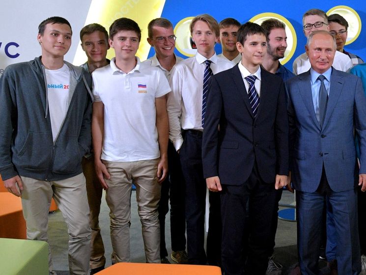 ﻿Студент сфотографувався із Путіним у футболці з логотипом "Навальний"