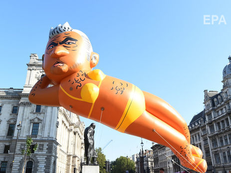 В небо над Лондоном запустили воздушный шар в виде мэра Хана